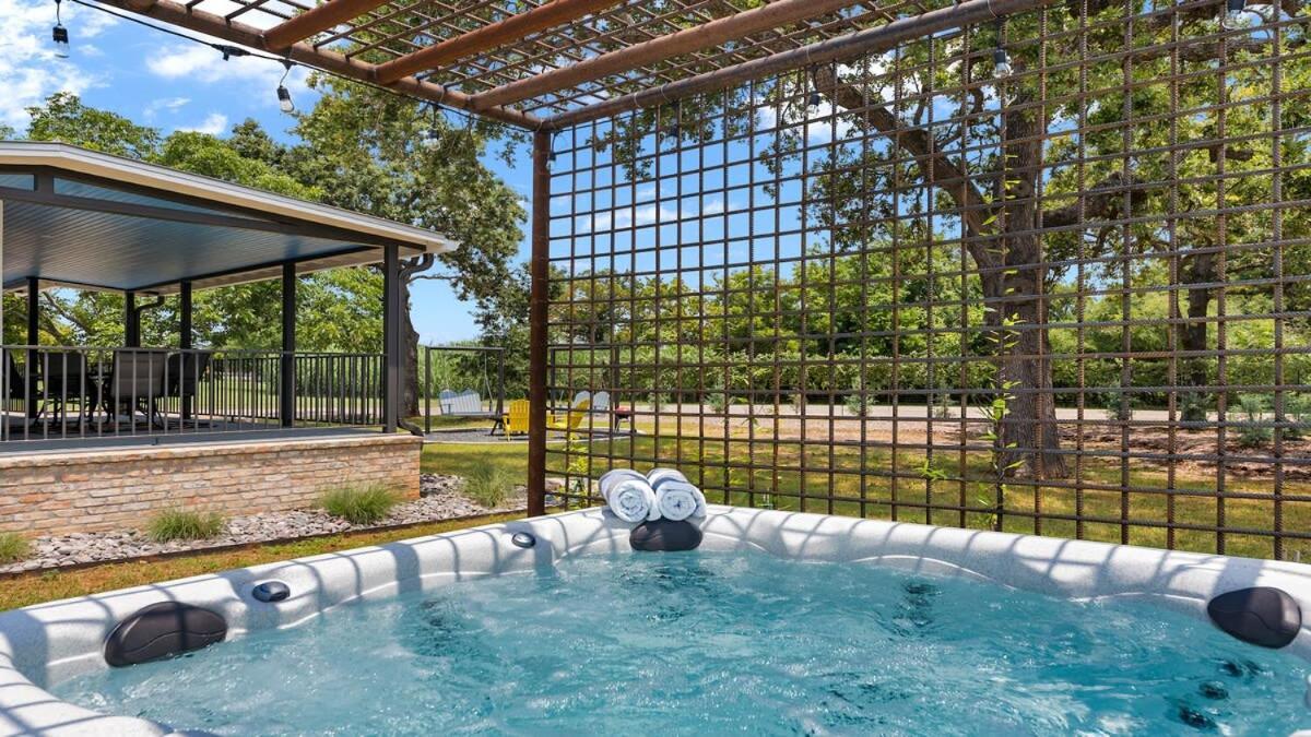 Blumenhaus Sleeps 6 Full Kitchen Plus Hot Tub Fredericksburg Eksteriør billede