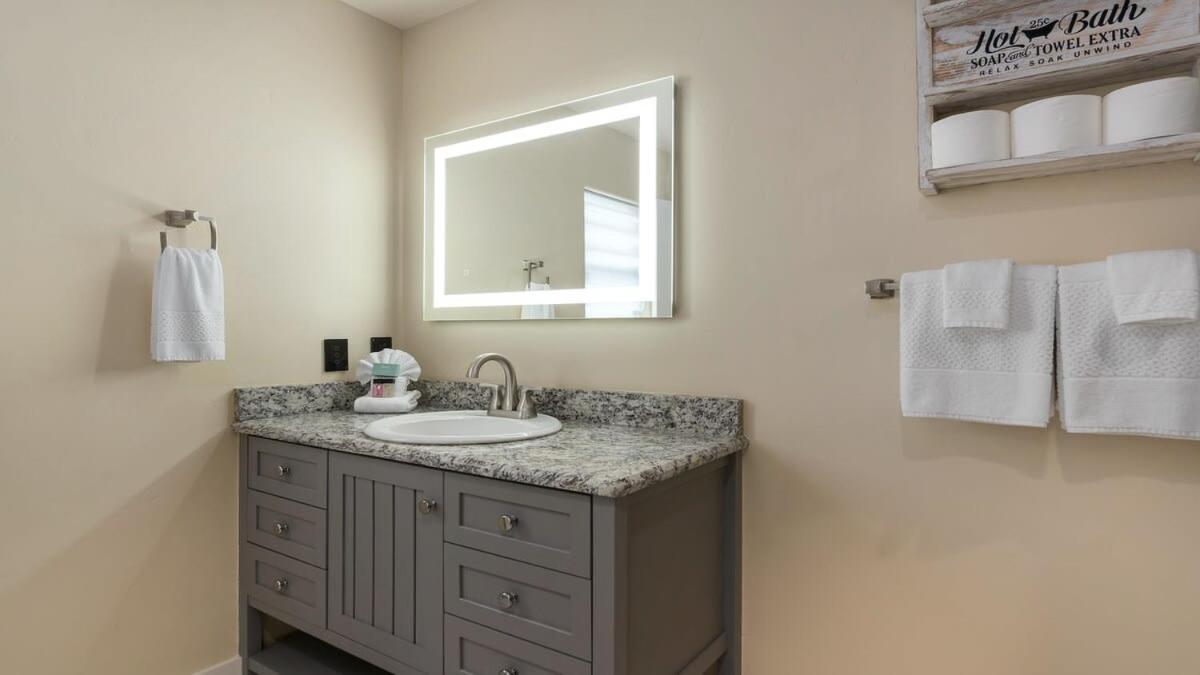 Blumenhaus Sleeps 6 Full Kitchen Plus Hot Tub Fredericksburg Eksteriør billede