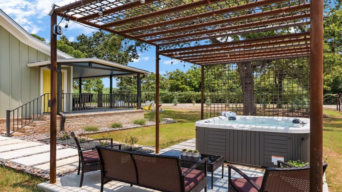 Blumenhaus Sleeps 6 Full Kitchen Plus Hot Tub Fredericksburg Eksteriør billede