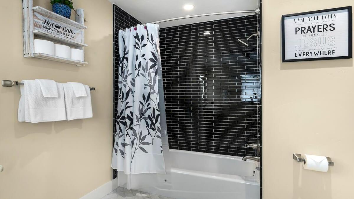 Blumenhaus Sleeps 6 Full Kitchen Plus Hot Tub Fredericksburg Eksteriør billede