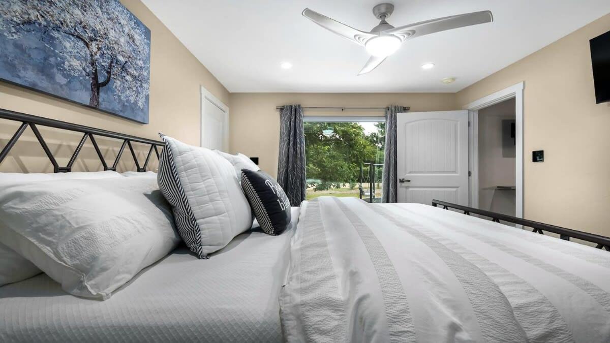 Blumenhaus Sleeps 6 Full Kitchen Plus Hot Tub Fredericksburg Eksteriør billede