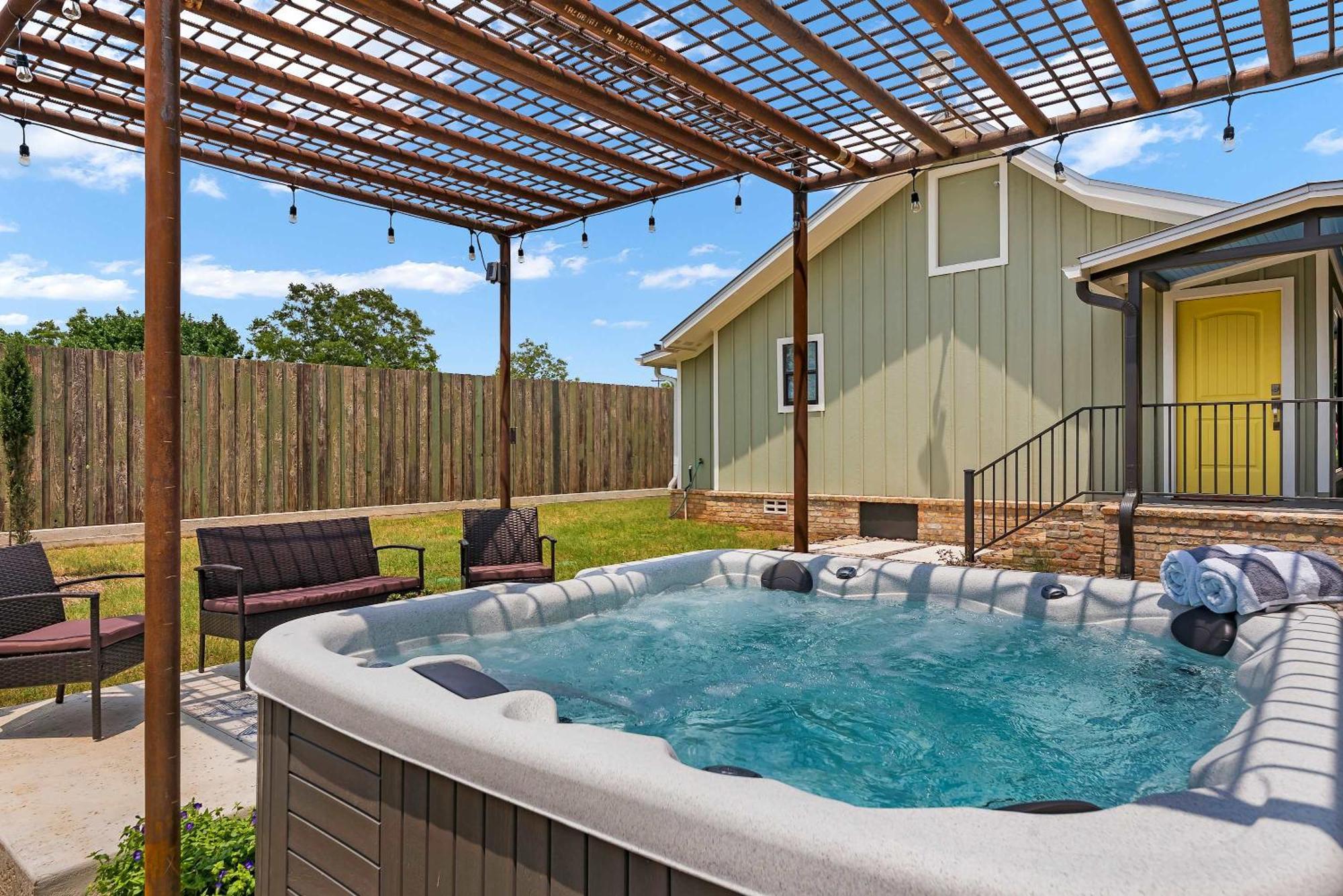 Blumenhaus Sleeps 6 Full Kitchen Plus Hot Tub Fredericksburg Eksteriør billede